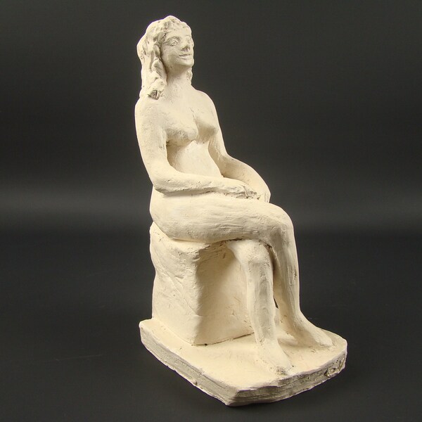 Sculpture de femme nue en argile blanche, Sculpture figurative nu féminin, Sculpture en céramique artisanale, Femme assise en terre cuite