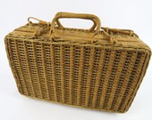 Vintage woven wicker suitcase with lid, Handwoven wicker box suitcase, Boho folk wicker vanity basket, Farmhouse decor 70s 1970s