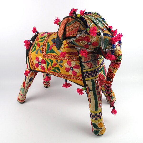 ÉNORME éléphant indien en tissu brodé, Éléphant traditionnel du Rajasthan, Éléphant en patchwork brodé Inde années 50, Décoration bohème