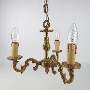 Regency Louis XIV style bronze chandelier, Classic three-arm chandelier, Gilded bronze baroque lighting, 18th century style