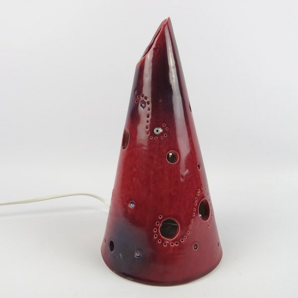 Lampe conique en céramique rouge et noire, Lampe de chevet en terre cuite émaillée, Lampe d'ambiance ajourée, Veilleuse céramique perforée