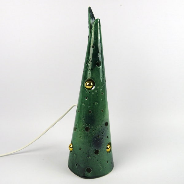 Lampe conique en céramique verte et perles dorées, Lampe de chevet en terre cuite émaillée, Lampe d'ambiance ajourée, Veilleuse perforée