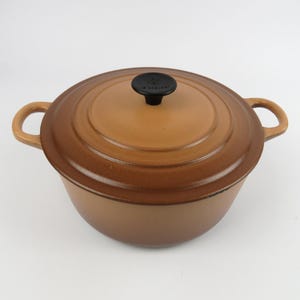 Cocotte Le Creuset en fonte beige, Fait-tout en fonte émaillée, Marmite ronde en fonte, Plat à four en fonte, Cuisine traditionnelle