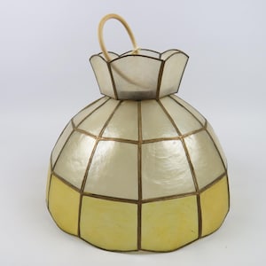 Lampe vintage en nacre naturelle et laiton, Suspension en coquillage Capiz teinté jaune et ivoire, Plafonnier vitrail, Éclairage wabi-sabi