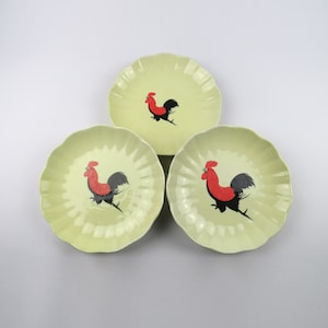 Vintage yellow earthenware plates with rooster motif, hand-painted decorative plates, country chic wall plates, farmhouse decor