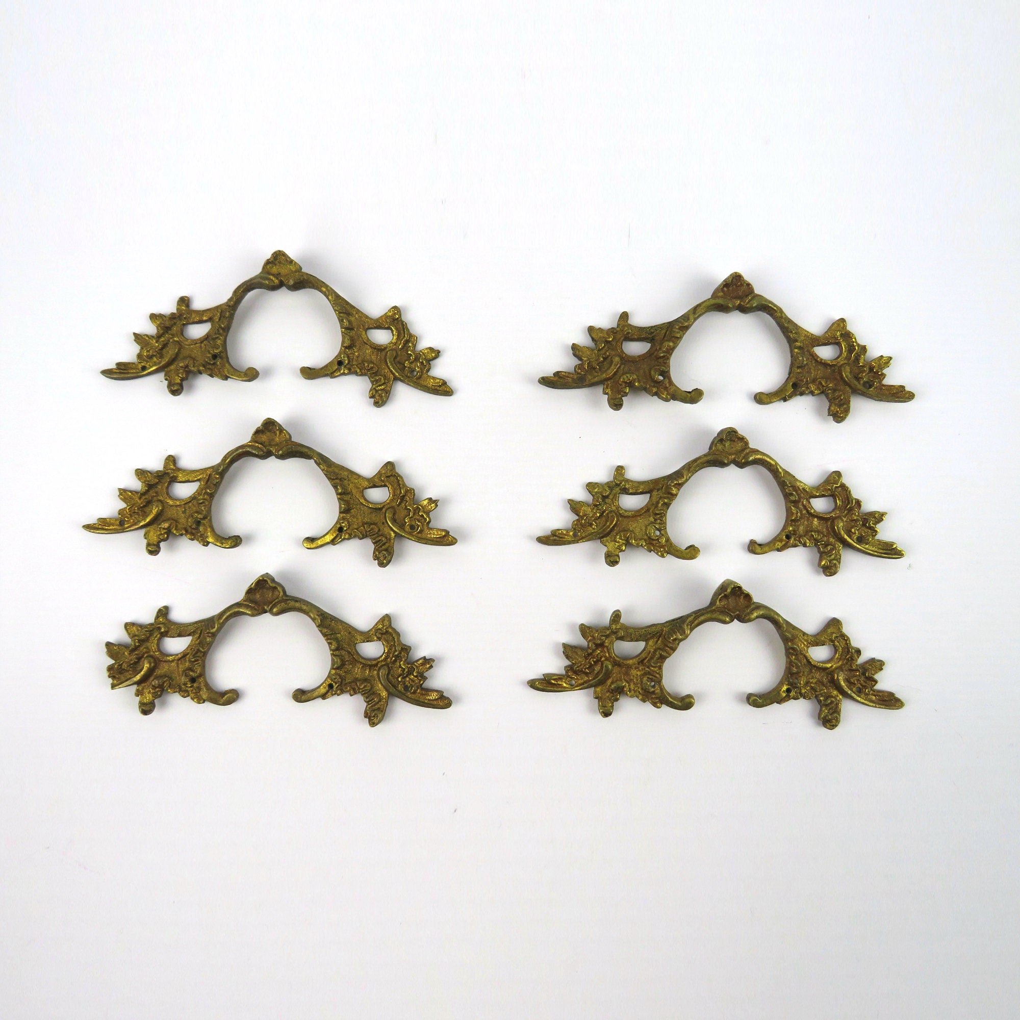 anciennes poignées de tiroir en bronze laiton set 6, garnitures frontons commodes meubles antiques français, ormolu demi-lunes fin xixeme