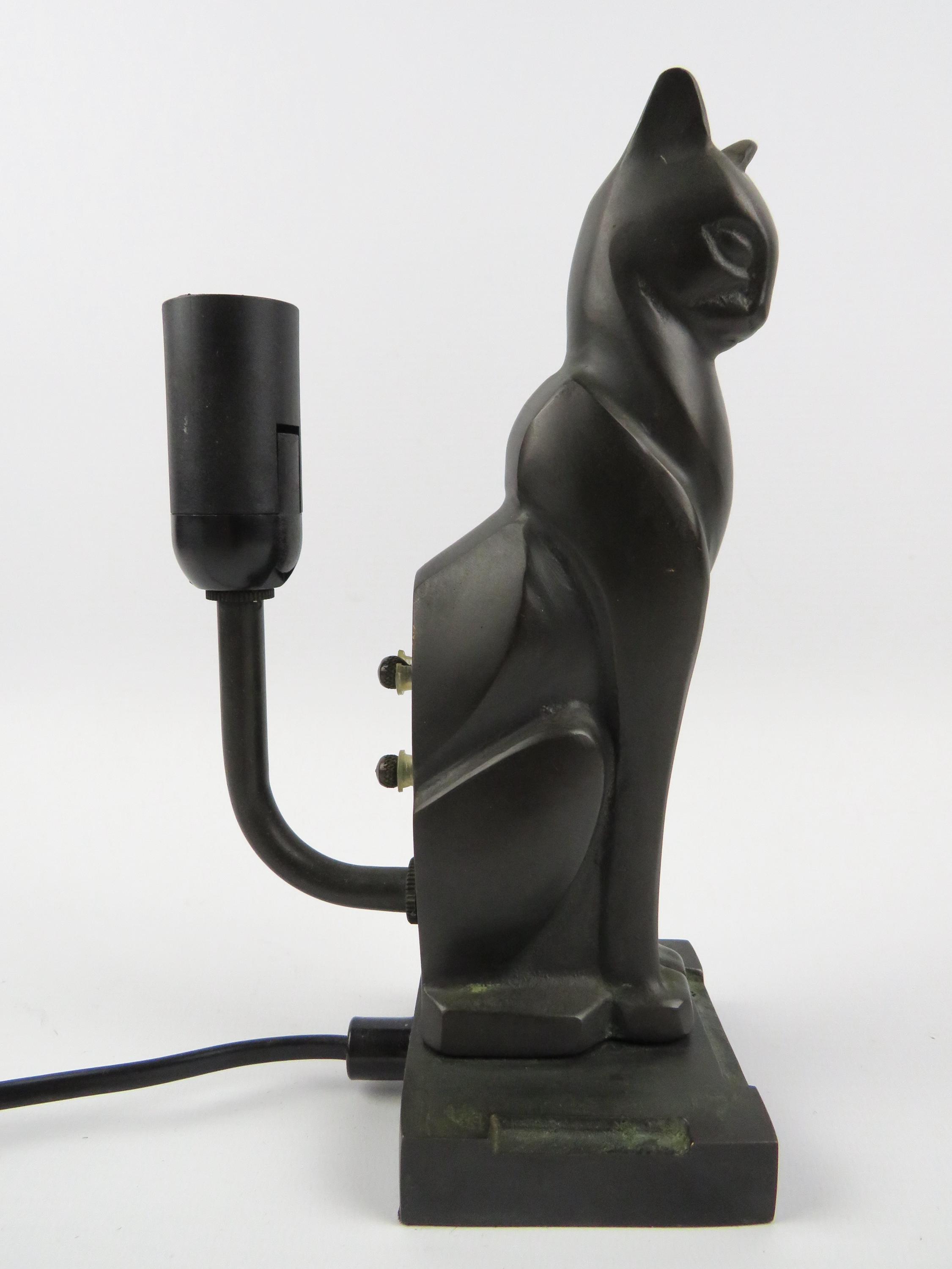 Lampe en bronze vintage avec motif de dragon en relief En vente sur