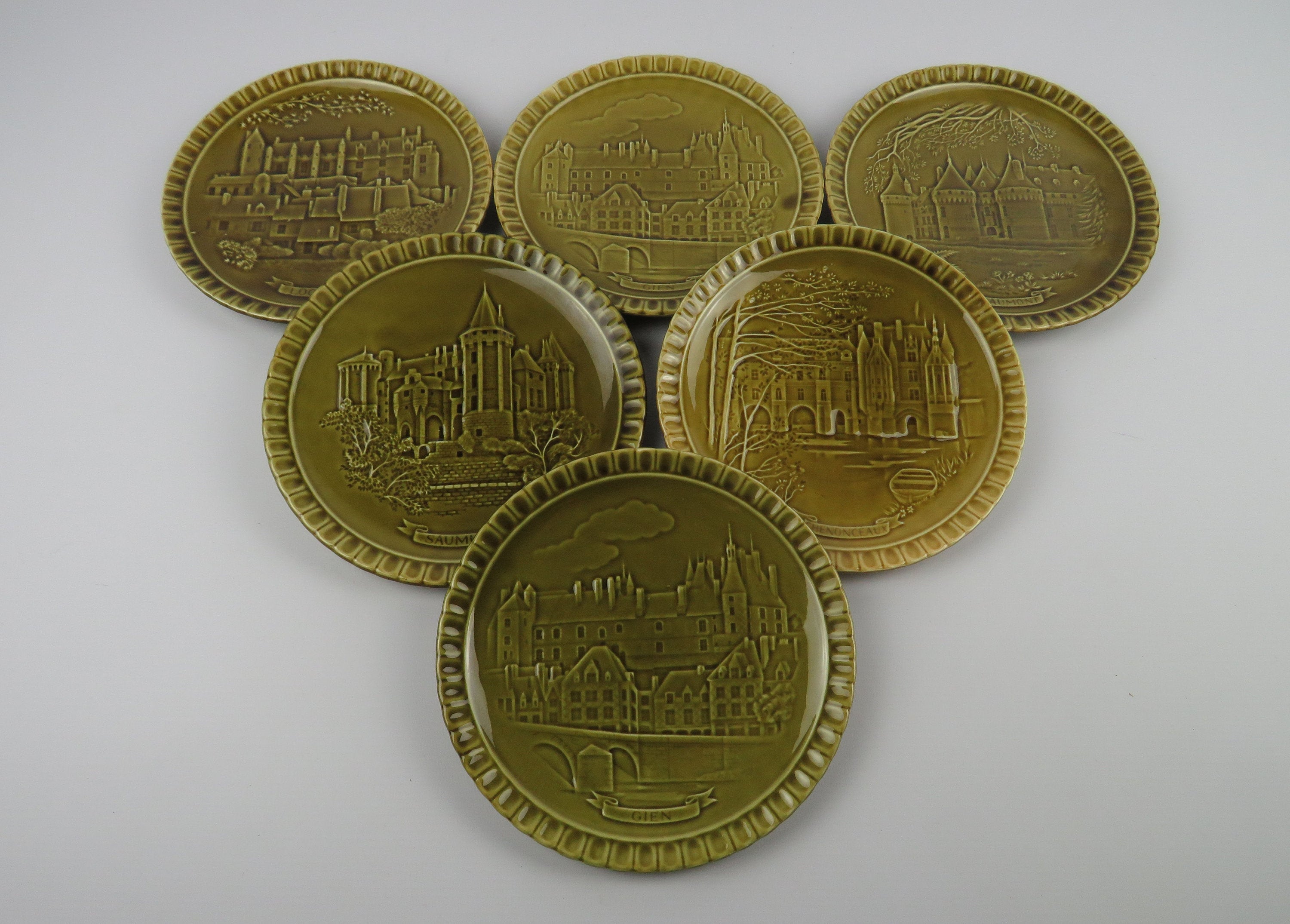 Assiettes Gien Châteaux de La Loire, Six Assiettes Dépareillées en Barbotine Vert Olive, Anjou Vinic
