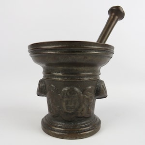 Großer antiker Gusseisen Mörser mit Stößel, 19. Jh. Apotheker Mörser mit Putten Dekor, historische Pharmazie Dekoration