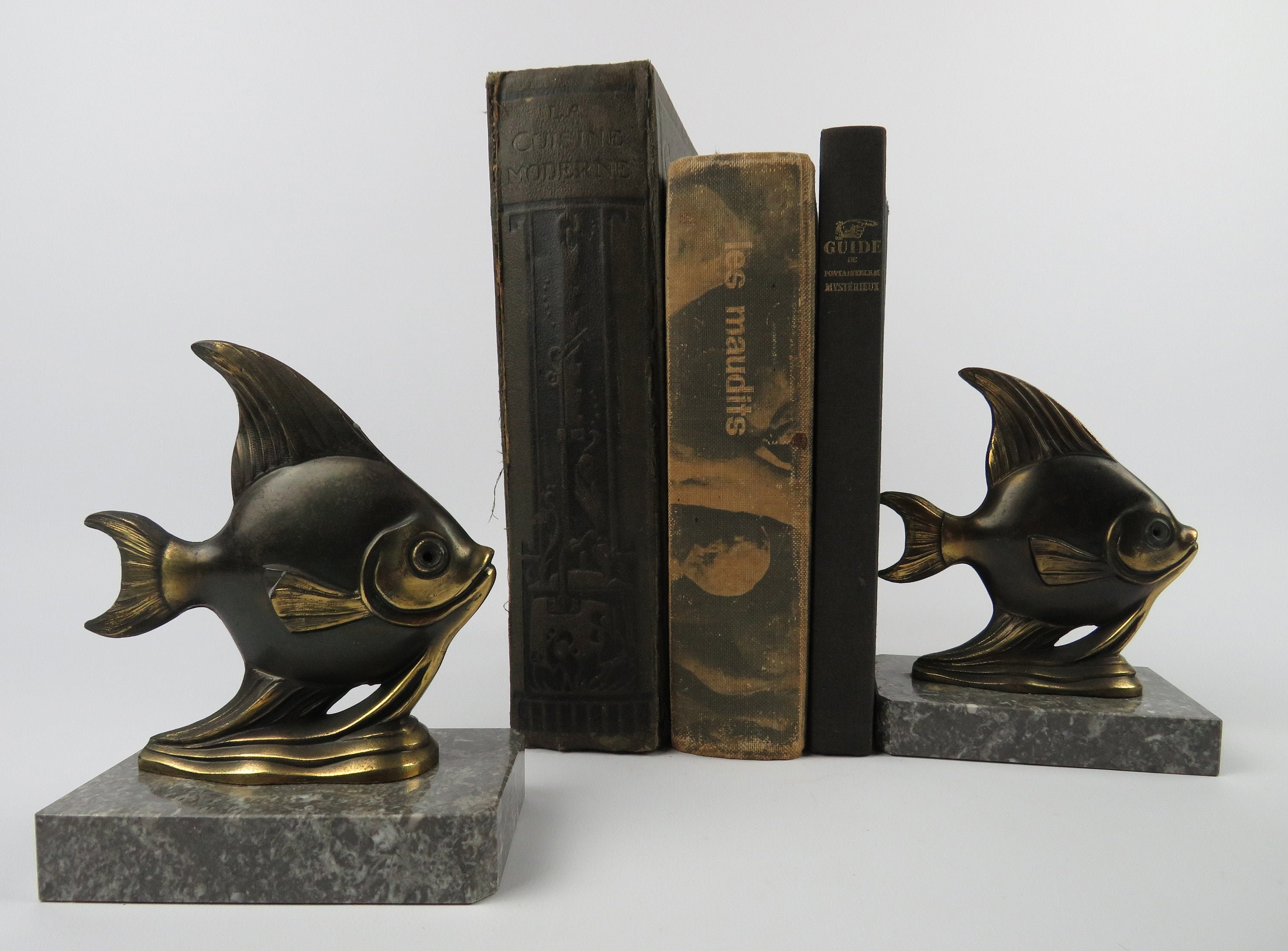 Serre-Livres Art-Déco Poissons Tropicaux, Paire de Serre Livres Animaliers en Laiton et Marbre, Pres