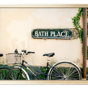 Vecchio cartello stradale "Bath" e bicicletta a Oxford, Inghilterra, Regno Unito; download digitale; fotografia vintage urbana per l'arte murale e l'arredamento; Temi urbani