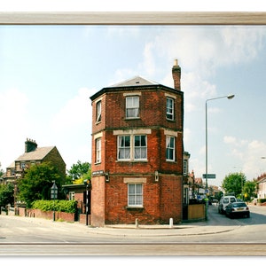 Oud bakstenen huis in Oxford, Engeland; kunst aan de muur en decor; eclectische en vintage baksteen thema fotografie; digitale download afbeelding voor afdrukken