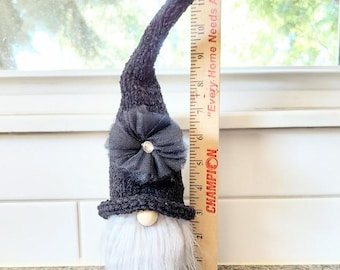 Gnomo negro con flor: gorro tejido a mano, bandeja decorativa escalonada