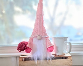 Gnomo rosa con rosa rossa in mano – Decorazione realizzata con un maglione riciclato