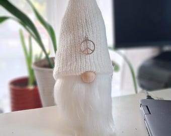 Gnomo de punto blanco roto PACE hecho a mano: Tomte escandinavo de Evergreen Decor