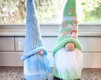 Gnomo tejido a mano: gorro recto azul claro y verde claro