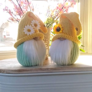 Gnome yellow Daisy Sunflower Summer decor soft plush Gnome Wreath attachment Handmade gift spring theme Gift idea Knit Gnome Gift for Mom
