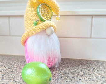 Decoración de gnomo de limonada rosa con lima y vaso de batido. Decoración de cocina.