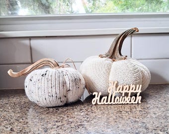 Calabazas tejidas estilo granja, decoración otoñal en tonos neutros, palitos de calabaza secos naturales