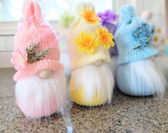 Gnomo di Pasqua, cappello multicolore pastello, decorazione con fiore di margherita, decorazione per mensole