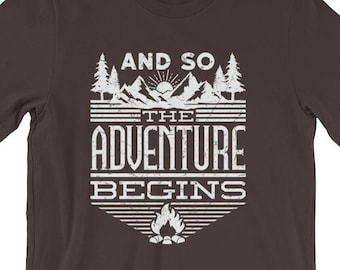 Und so beginnt das Abenteuer | Camping-Shirt | Abenteuer-Shirt | Wander-Shirt | Berg-Shirt | Camp Shirt | Outdoor-Shirt | Berge Shirt