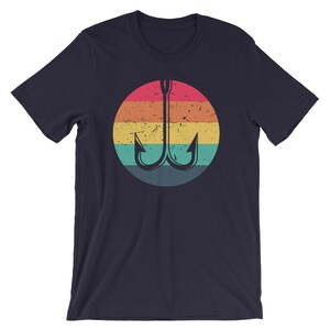 K&ouml;nnte beinhalten: Ein marineblaues T-Shirt mit einer Retro-Grafik eines Angelhakens auf einem Regenbogenhintergrund.