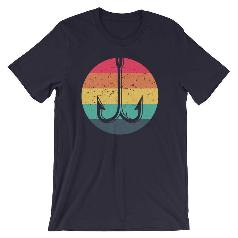 K&ouml;nnte beinhalten: Ein marineblaues T-Shirt mit einer Retro-Grafik eines Angelhakens auf einem Regenbogenhintergrund.
