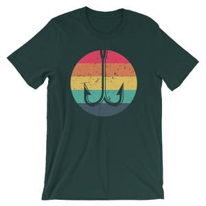 K&ouml;nnte beinhalten: Ein dunkelgr&uuml;nes T-Shirt mit einem Retro-Regenbogen-Design mit einem Angelhaken.
