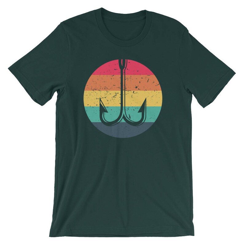 K&ouml;nnte beinhalten: Ein dunkelgr&uuml;nes T-Shirt mit einem Retro-Regenbogen-Design mit einem Angelhaken.