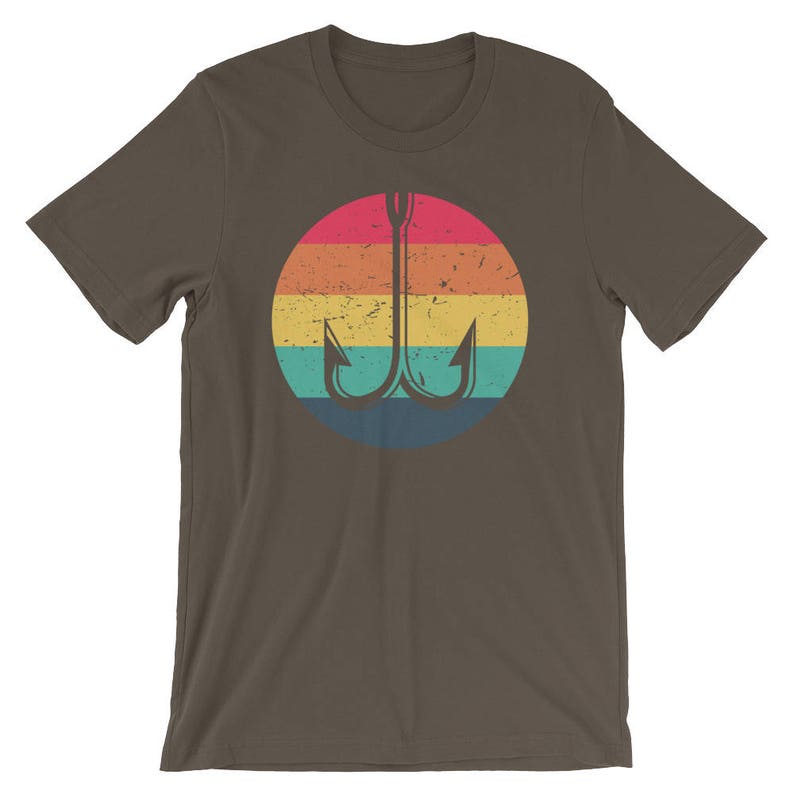 K&ouml;nnte beinhalten: Ein braunes T-Shirt mit einem Retro-Regenbogen-Design mit einem Angelhaken.