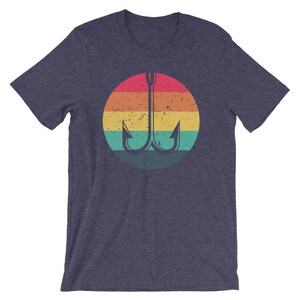 K&ouml;nnte beinhalten: Ein marineblaues T-Shirt mit einer Retro-Grafik eines Angelhakens in einem regenbogenfarbenen Kreis.