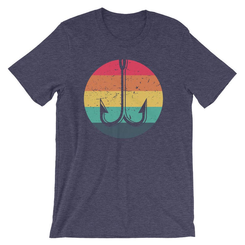 K&ouml;nnte beinhalten: Ein marineblaues T-Shirt mit einer Retro-Grafik eines Angelhakens in einem regenbogenfarbenen Kreis.