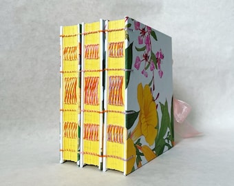 Set von 3 floralen, handgebundenen Notizbüchern 15 x 10 cm, 192 Seiten, blaugrünes Papier. Handwerklich gebundenes Bullet Journal. Geschenk für Mama