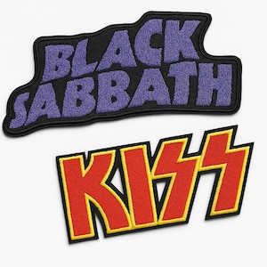 Op de afbeelding: Twee geborduurde patches met bandlogo's. De bovenste patch heeft de woorden "BLACK SABBATH" in paars, omlijnd in zwart. De onderste patch zegt "KISS" in rood met een gele omlijning en zwarte rand. Beide patches staan op een witte achtergrond.