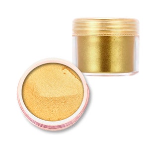 K&ouml;nnte beinhalten: Ein kleines Glas mit goldenem Metallic-Glanzstaub. Das Glas ist aus klarem Kunststoff mit einem goldenen Deckel. Der Staub ist ein feines Pulver, das verwendet werden kann, um Kunsthandwerk und anderen Projekten einen metallischen Glanz zu verleihen.