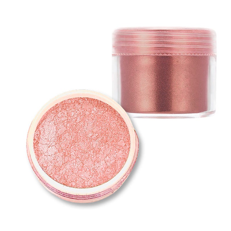 K&ouml;nnte beinhalten: Ein kleines Glas mit ros&eacute;goldener Mica-Pulver. Das Pulver hat eine feine, schimmernde Textur und ist perfekt, um Bastelarbeiten und Make-up einen Hauch von Glanz zu verleihen.