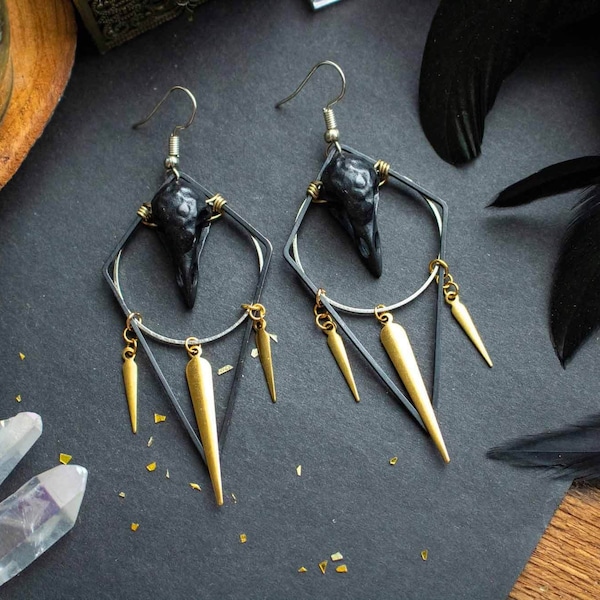 Boucles d'oreilles crâne d'oiseau noir et breloques dorées