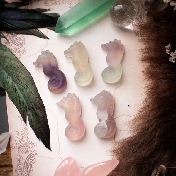 Hippocampe sculpté en Fluorite verte-violette claire