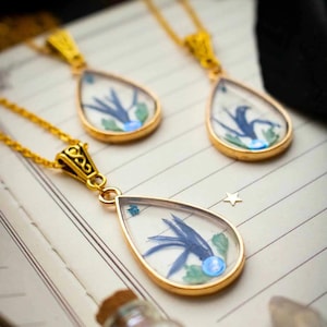 Dried flower resin pendant - Silver chain - Vaccinium