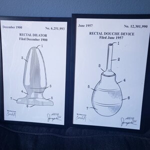 Puede incluir: Dos dibujos de patentes enmarcados para dispositivos médicos. El dibujo de la izquierda muestra un dilatador rectal, y el dibujo de la derecha muestra un dispositivo de ducha rectal. Ambos dibujos están en blanco y negro e incluyen etiquetas numeradas.