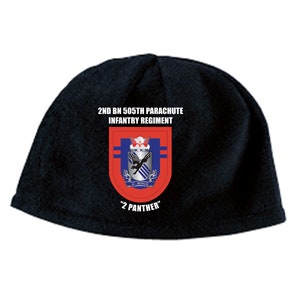 Pode incluir: Boné de lã preto com o texto "2ND BN 505TH PARACHUTE INFANTRY REGIMENT" e um brasão vermelho e azul com o texto "2 PANTHER".