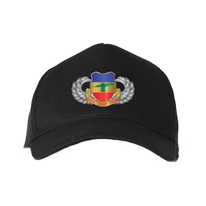 Puede incluir: Gorra de béisbol negra con un parche bordado en oro que presenta un escudo con un diseño azul, verde y rojo. El escudo tiene un rayo dorado y el texto "HONOR, FIDELITY, COURAGE".