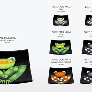 Può includere: Piatti quadrati neri con disegni di rane in vari colori, tra cui verde lime, arancione e blu. Ogni piatto presenta un'illustrazione di rana e il testo "PLATE FROG" seguito da una dimensione in cm.
