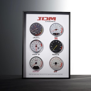 Könnte beinhalten: Gerahmter Druck mit sechs Autoanzeigen mit den Bezeichnungen "Supra", "R", "RX-7", "NSX", "STI" und "VI". Der Text "JDM Legends" steht oben. Der Druck ist in einem schwarzen Rahmen auf dunkler Oberfläche.