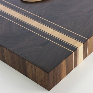 Snijplank walnoothout – Handgemaakt slagersblok – Decoratieve esdoornstrepen – Luxe houten snijplank – Chef-kokcadeau