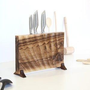 Beautiful Magnetic Knife Holder with Carved Structure imagem 2