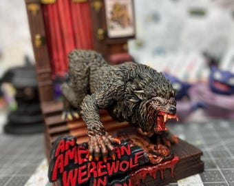 Estatua impresa en 3D de un hombre lobo americano en Londres