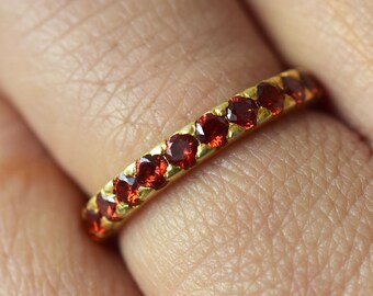 Alianza de boda de granate, anillo de eternidad completa, anillo de oro de 14 quilates con granate, anillo apilable con micro pavé, piedra natal de enero, anillo art déco, anillo de granate rojo