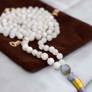 Heilung Mondstein Mala Halskette, 108 Mala Gebetsperlen, Blue Flash Mondstein Meditation Mondgöttin, Labradorite Guru Perle Quaste Halskette