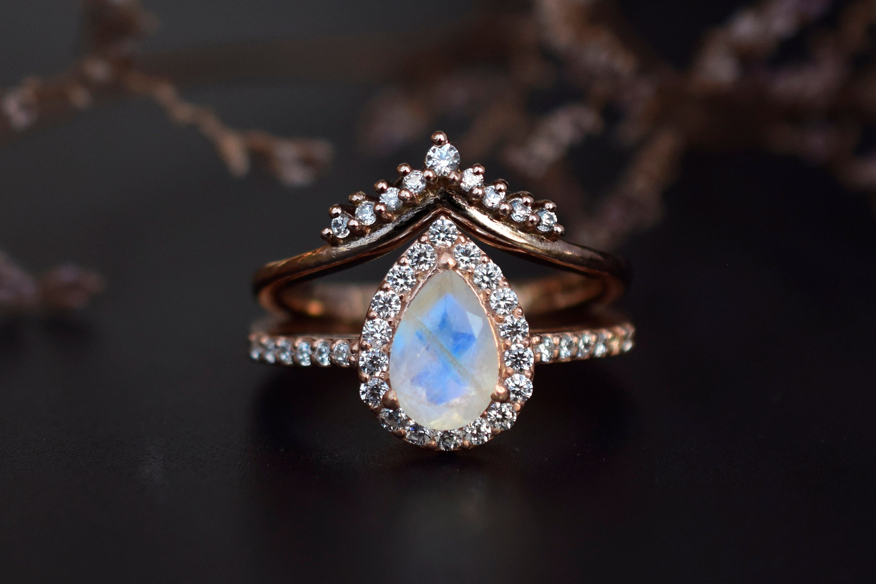 Unusual Vintage Ring in Ozier Design with Sapphire Set in Gold, ca. 1960